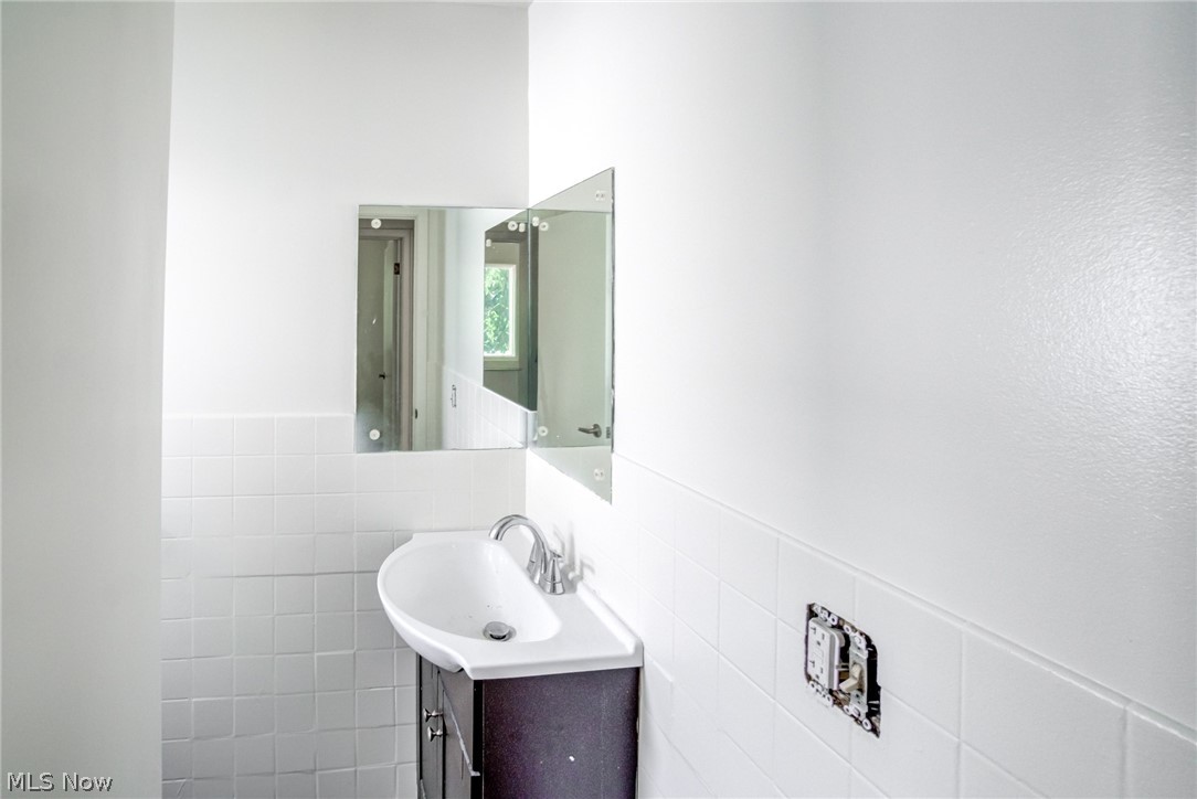 18212 Cornwall Road Cleveland, OH 44119 - Photo 8 of 22