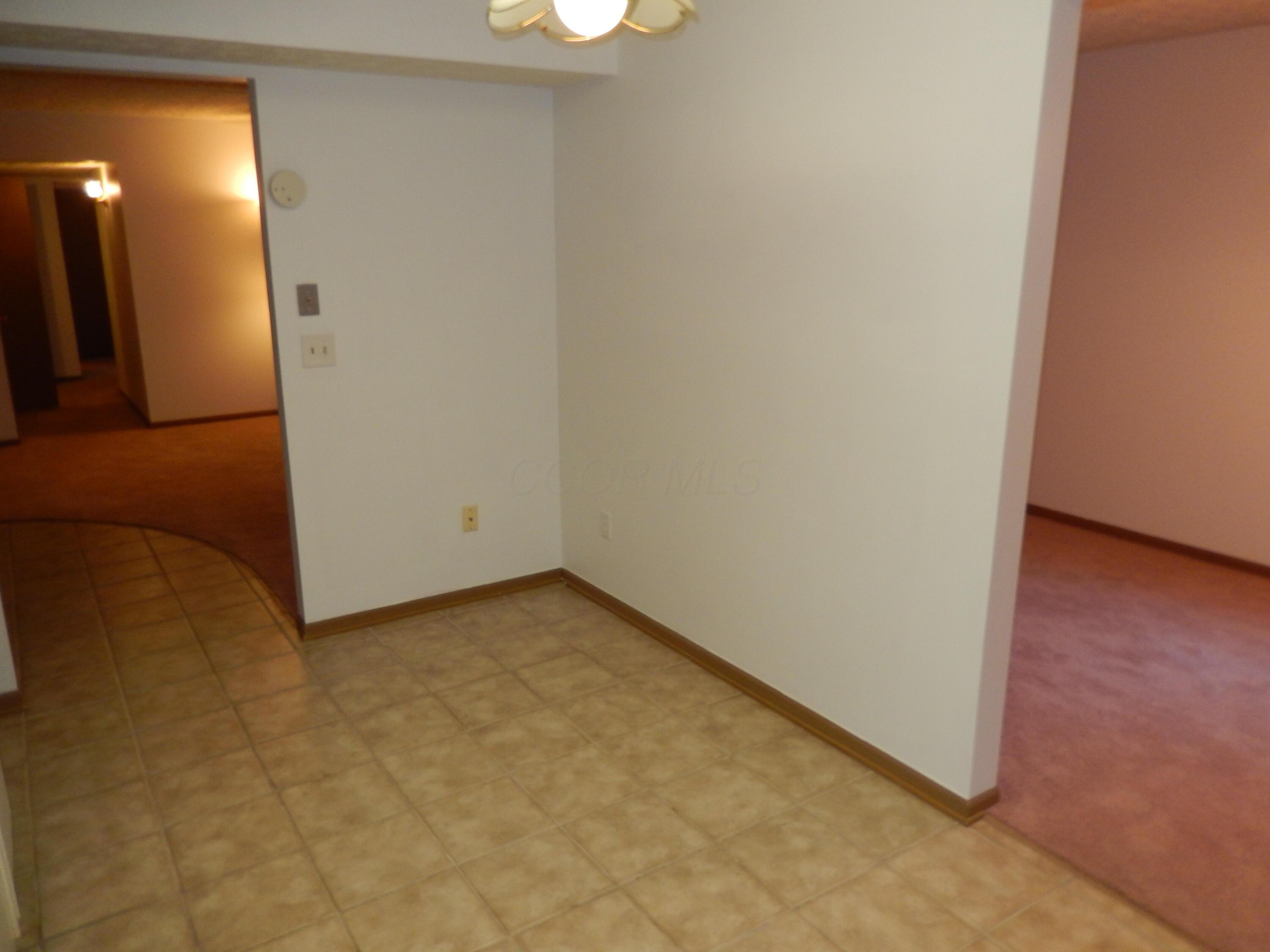 3939 Karl Road, Unit 122 Columbus, OH 43224 - Photo 22 of 57 Eat-in Area