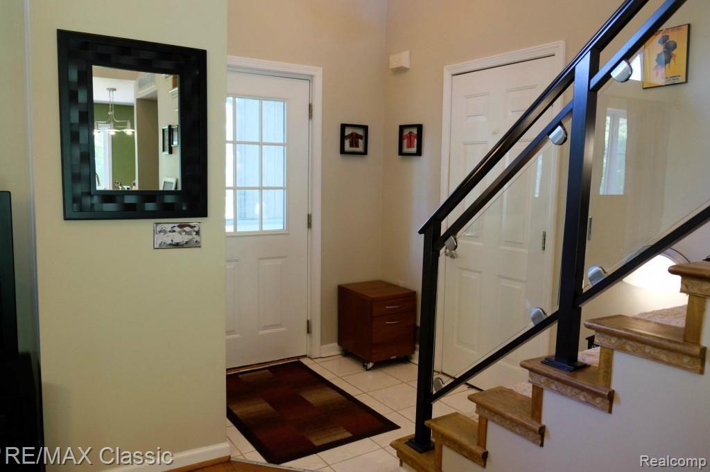 4124 Cass Elizabeth Road Waterford, MI 48328 - Photo 4 of 28 Inviting Foyer