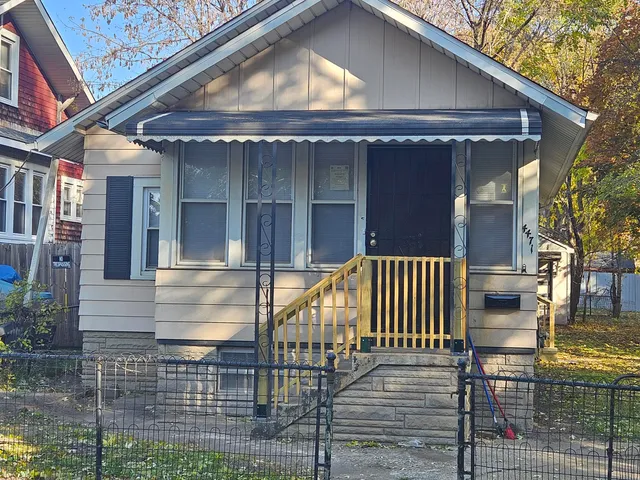 a view of house with a outdoor space