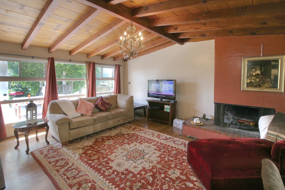 920 Cheltenham Road Santa Barbara, CA 93105 - Photo 3 of 16 Living Room