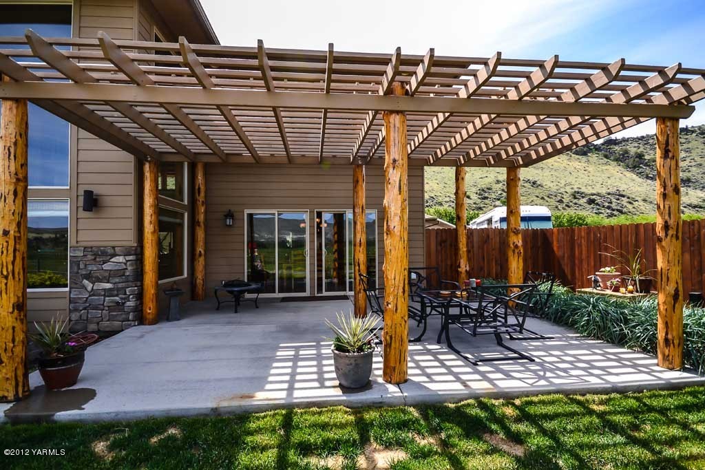 6120 South Naches Road Naches, WA 98937 - Photo 14 of 35 a view of a chairs and table in patio with a barbeque grill