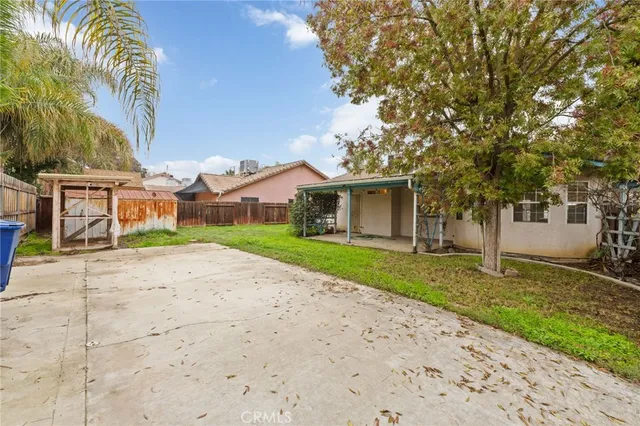 a view of a house with backyard