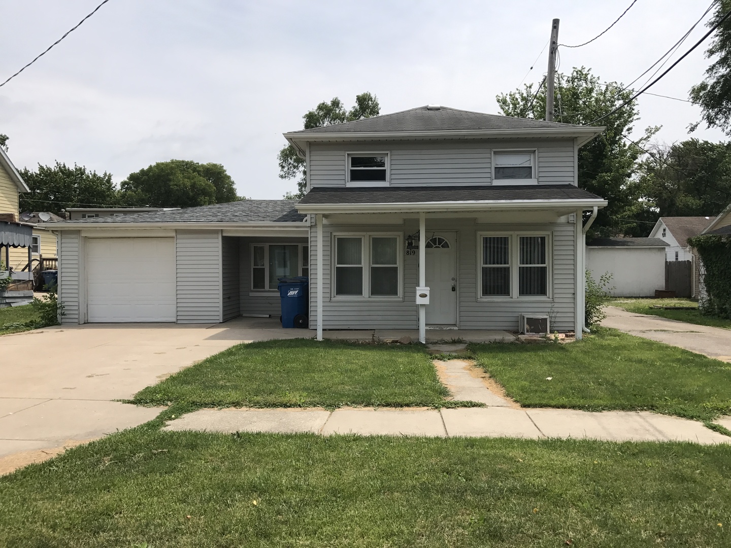 819 Price Street Morris, IL 60450 - Photo 1 of 10 front view of a house with a yard