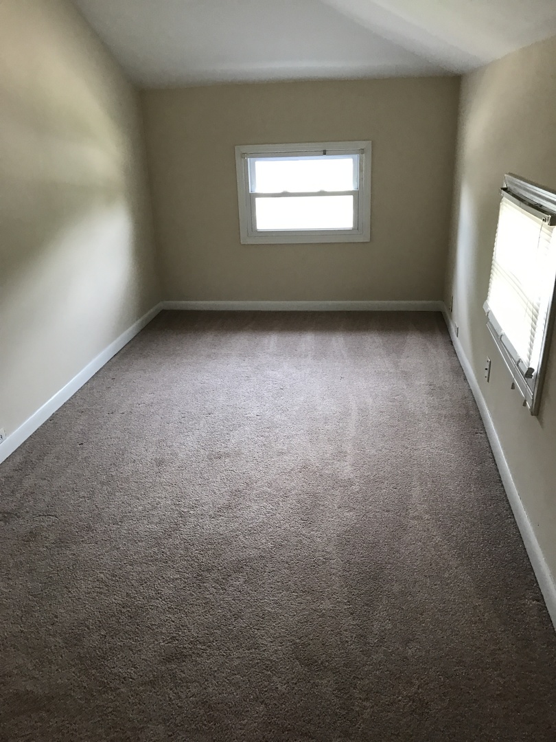 819 Price Street Morris, IL 60450 - Photo 8 of 10 en empty room with windows