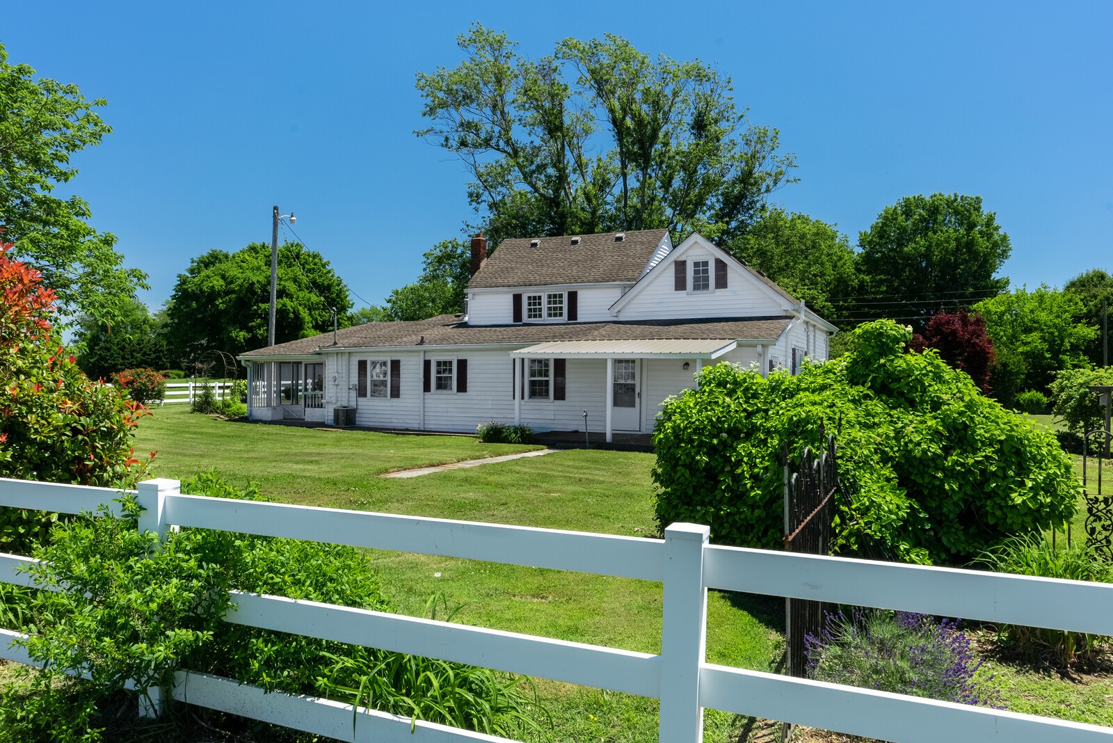 5048 Hyde Road Springfield, TN 37172 - Photo 3 of 18 a front view of a house with a garden