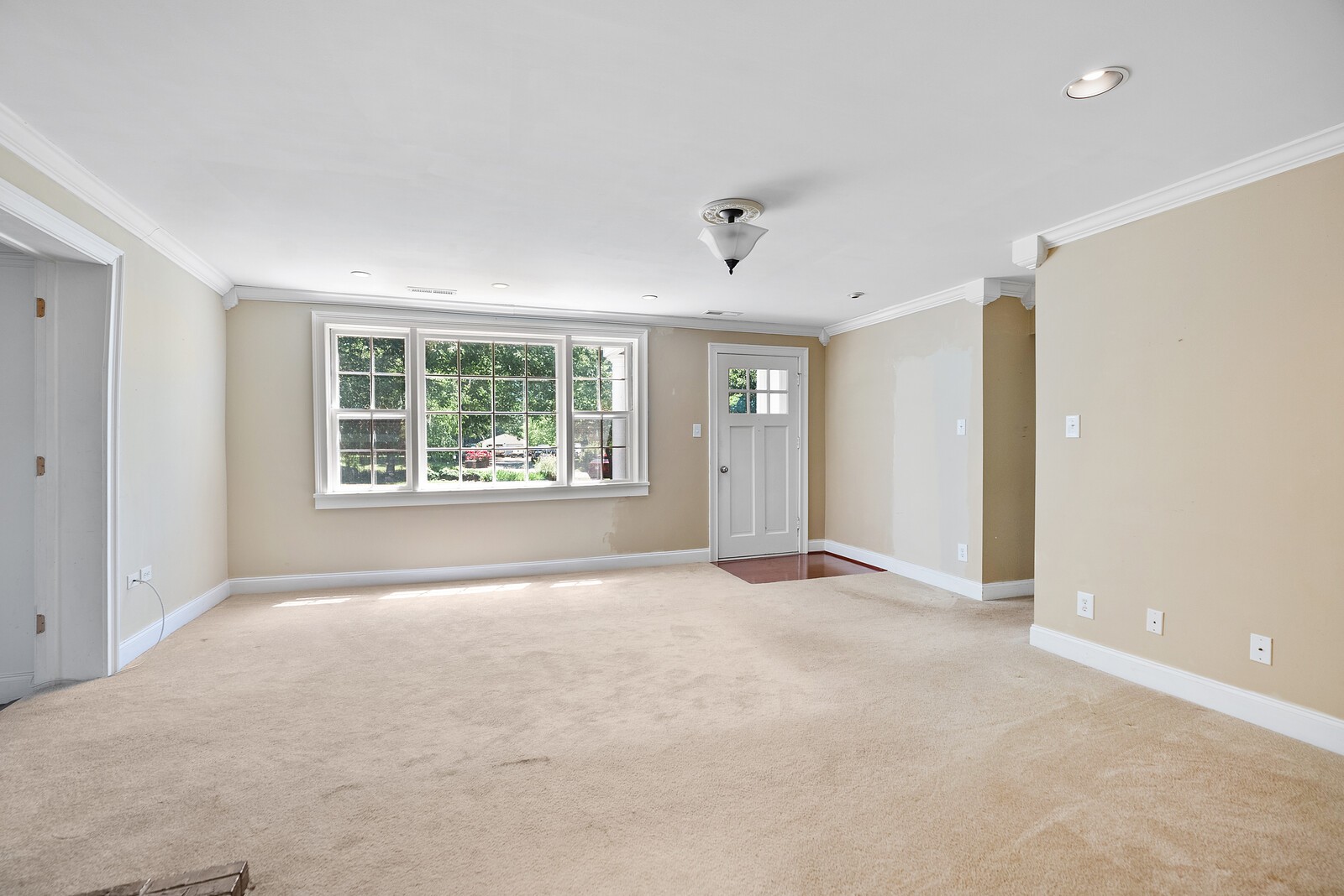5048 Hyde Road Springfield, TN 37172 - Photo 8 of 18 an empty room with windows and closet