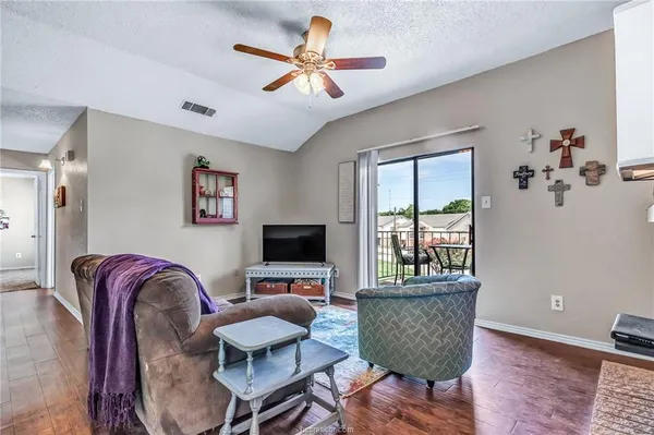 $1,200 | 400 Fall Circle, Unit C, College Station, TX 77840