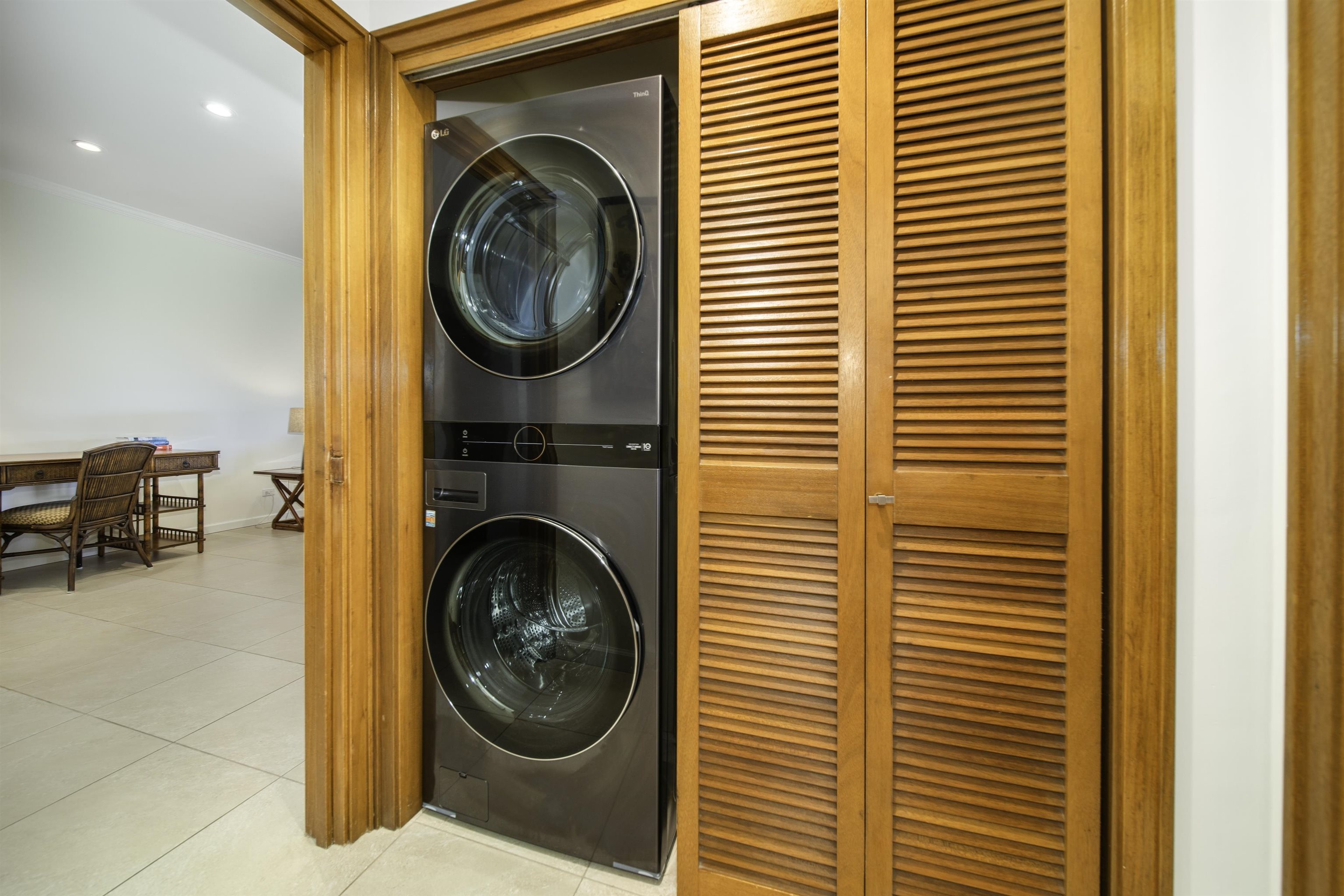 100 Ridge Road, Unit 232324 Lahaina, HI 96761 - Photo 33 of 50 a view of a bedroom with washer and dryer