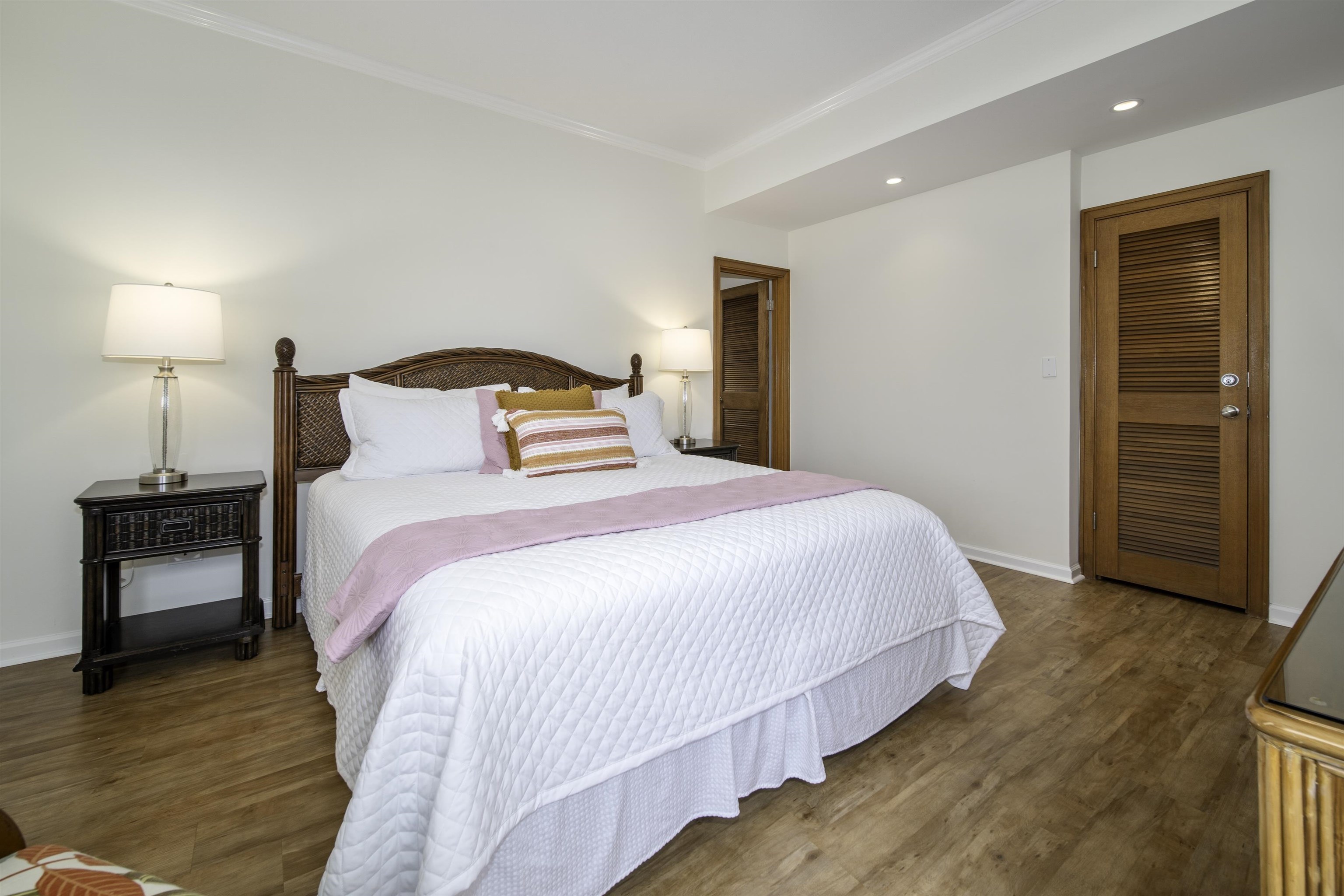 100 Ridge Road, Unit 232324 Lahaina, HI 96761 - Photo 36 of 50 a bedroom with a bed and a night stand