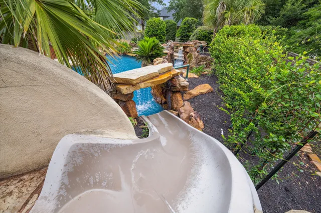 a view of a backyard