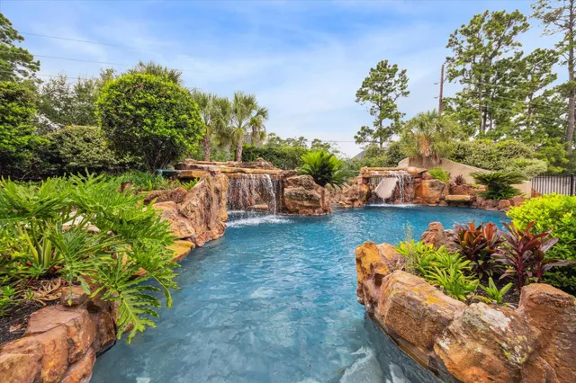 a view of a house with outdoor space