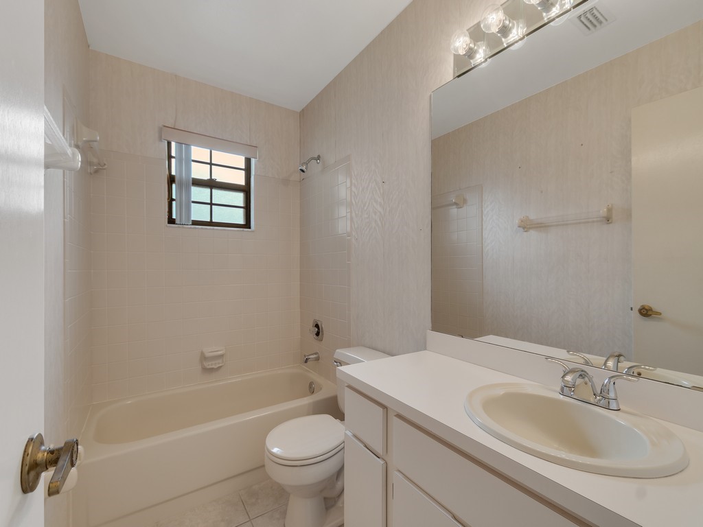 717 Doctor Avenue Sebastian, FL 32958 - Photo 24 of 33 a bathroom with a sink toilet and bathtub