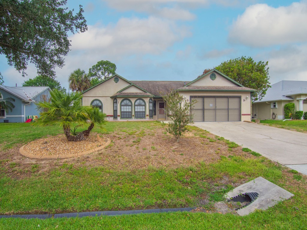717 Doctor Avenue Sebastian, FL 32958 - Photo 5 of 33 a front view of a house with garden