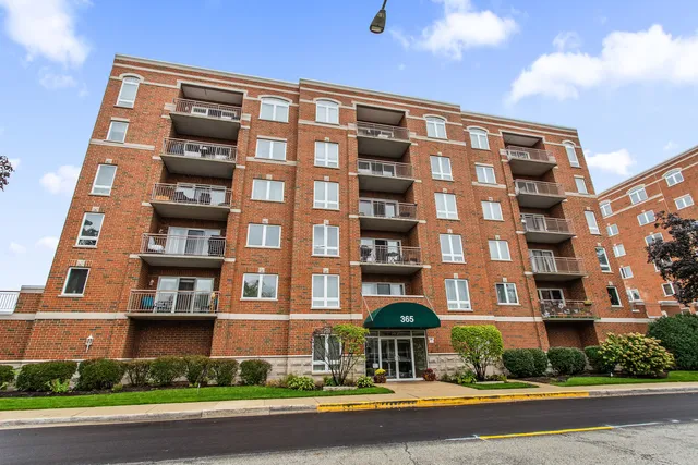 $337,500 | 365 Graceland Avenue, Unit 205A, Des Plaines, IL 60016