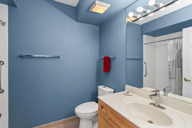 $337,500 | 365 Graceland Avenue, Unit 205A, Des Plaines, IL 60016