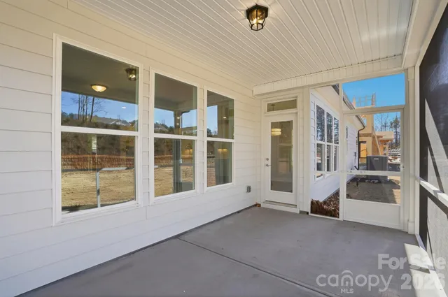 a view of an entryway with a livingroom