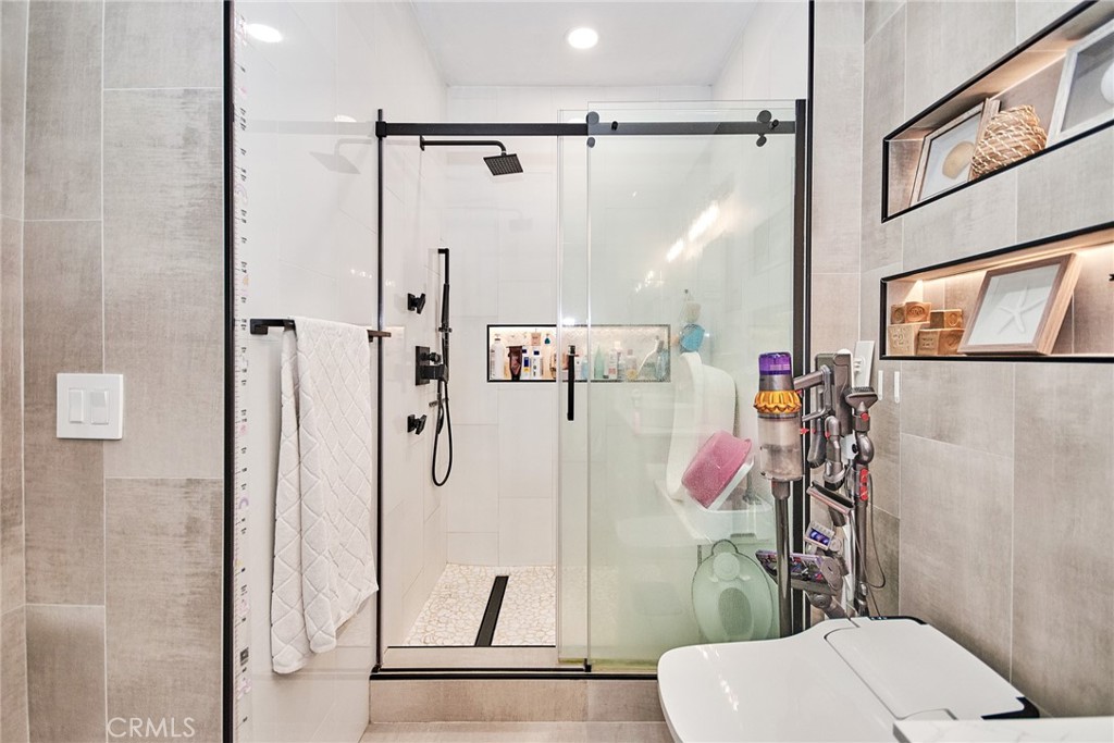 7331 Shelby Place, Unit 8 Rancho Cucamonga, CA 91739 - Photo 27 of 41 a bathroom with a shower toilet and tub