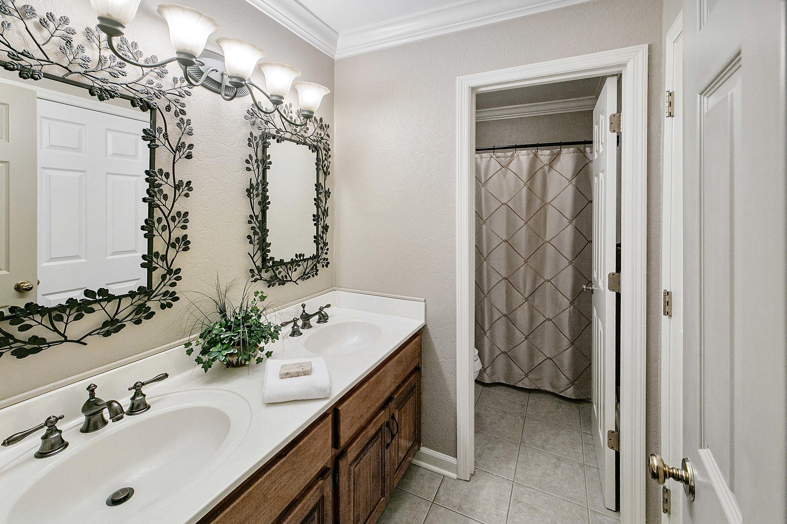 203 Connors Circle Oak Ridge, TN 37830 - Photo 26 of 33 Hall/Full Bathroom