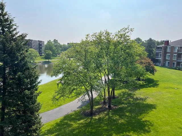 $247,900 | 805 Leicester Road, Unit 320, Elk Grove Village, IL 60007