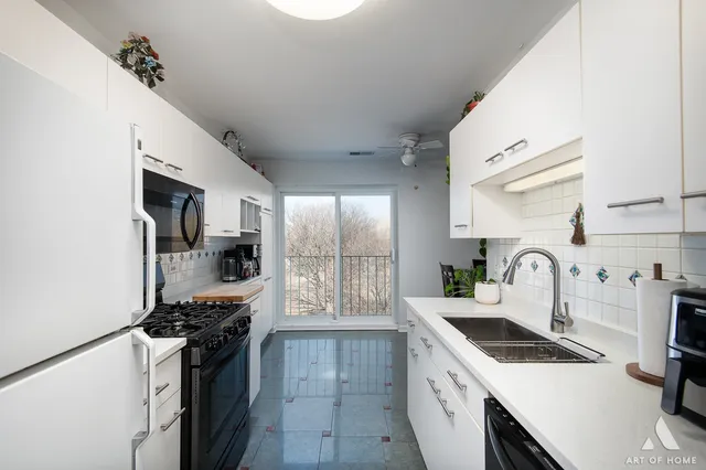 $247,900 | 805 Leicester Road, Unit 320, Elk Grove Village, IL 60007