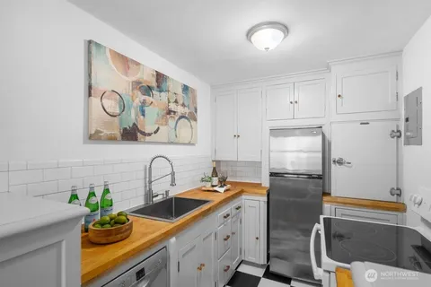 $318,000 | 519 West Roy Street, Unit 413, Seattle, WA 98119