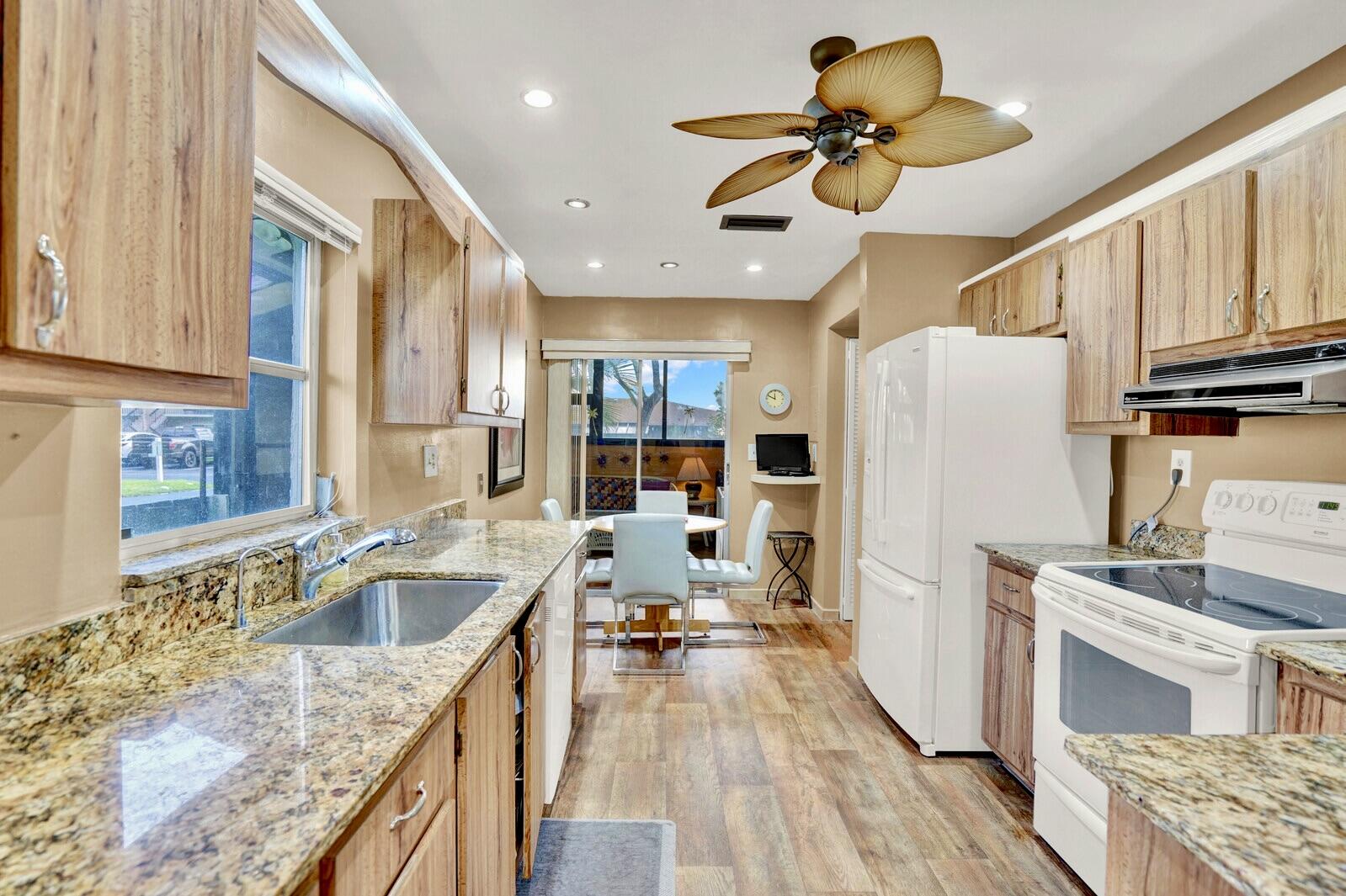 5810 Princess Palm Court, Unit B Delray Beach, FL 33484 - Photo 9 of 24 KITCHEN