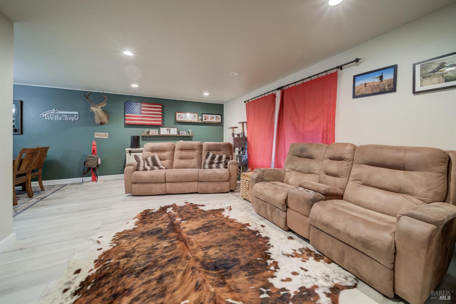 989 Suffolk Way Fairfield, CA 94533 - Photo 14 of 31 a living room with furniture and a couch