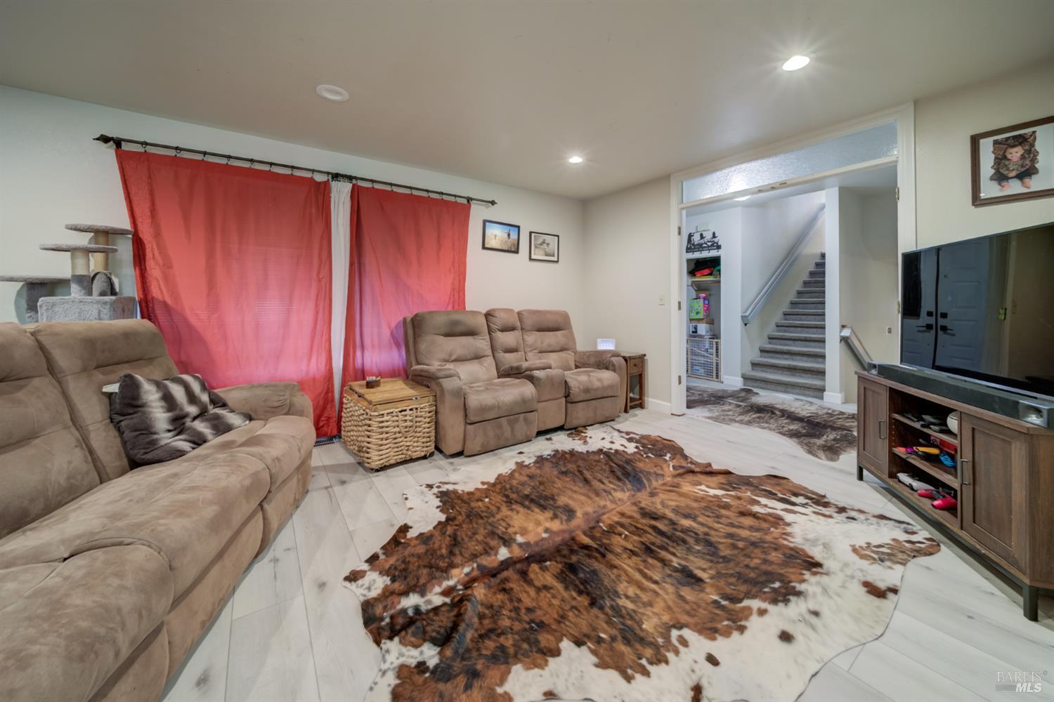 989 Suffolk Way Fairfield, CA 94533 - Photo 15 of 31 a living room with furniture and a flat screen tv