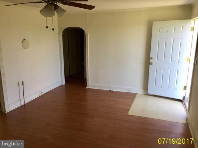 2147 Horns Point Road Cambridge, MD 21613 - Photo 8 of 10 Living Room