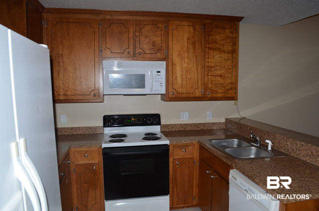 200 Parma Drive, Unit E5 Daphne, AL 36526 - Photo 4 of 12 Kitchen