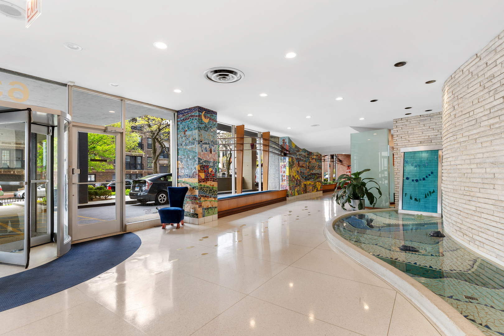 6301 North Sheridan Road, Unit 6K Chicago, IL 60660 - Photo 4 of 21 a view of a living room and entry way