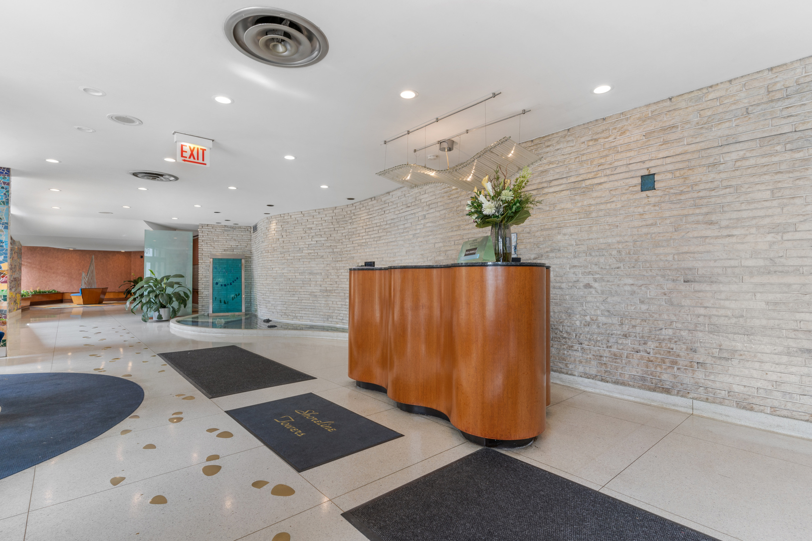 6301 North Sheridan Road, Unit 6K Chicago, IL 60660 - Photo 5 of 21 a view of a hallway with a couch