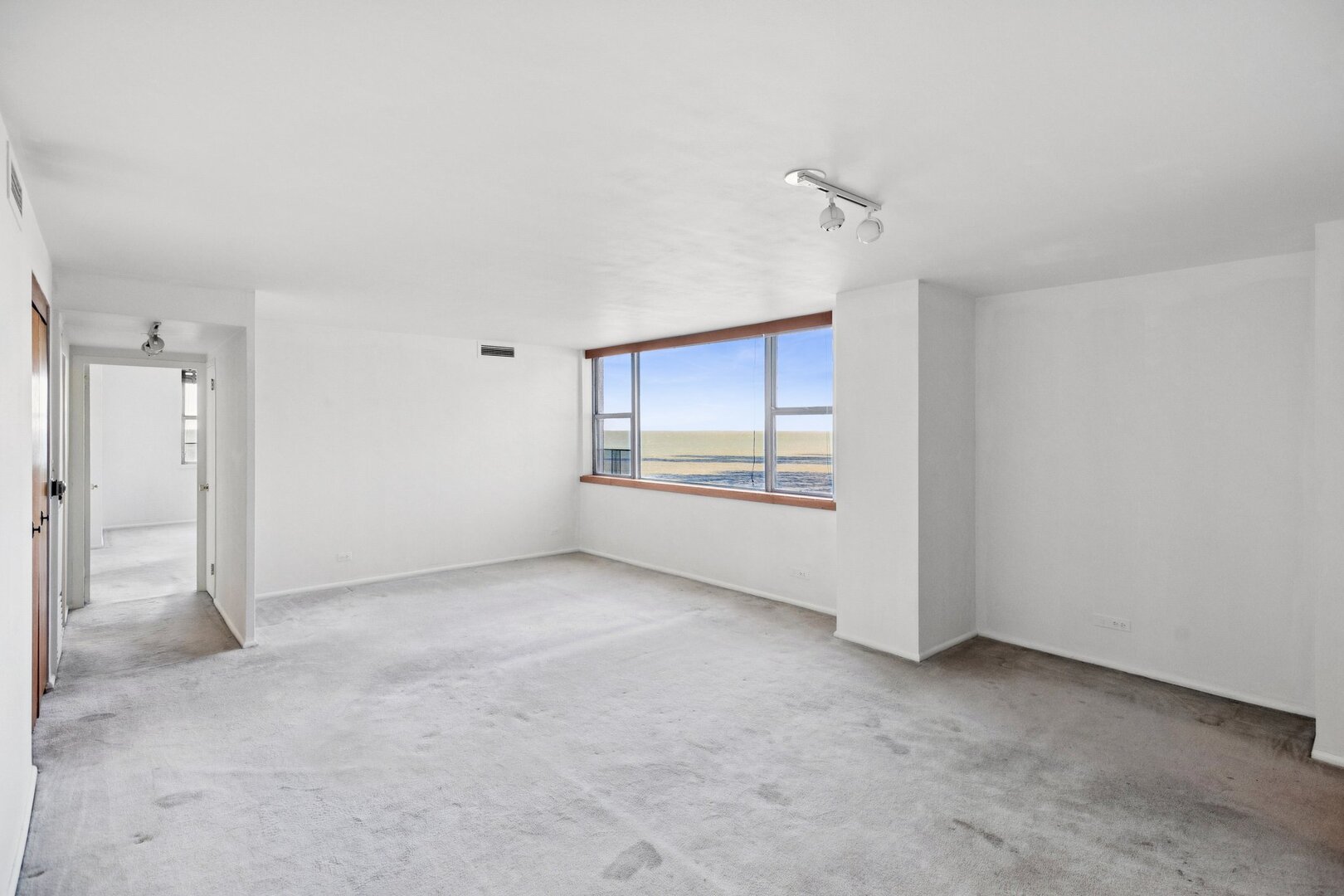 6301 North Sheridan Road, Unit 6K Chicago, IL 60660 - Photo 7 of 21 an empty room with windows and closet