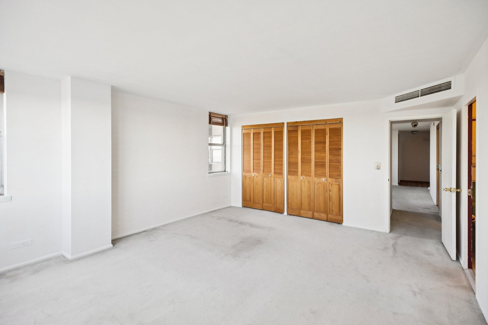 6301 North Sheridan Road, Unit 6K Chicago, IL 60660 - Photo 10 of 21 an empty room with windows and bathroom view