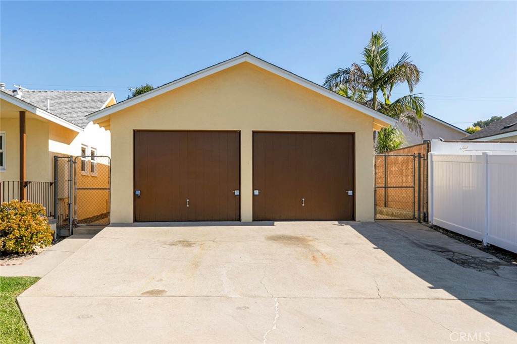 10404 Leolang Avenue Sunland, CA 91040 - Photo 24 of 37 a front view of a house with a garage