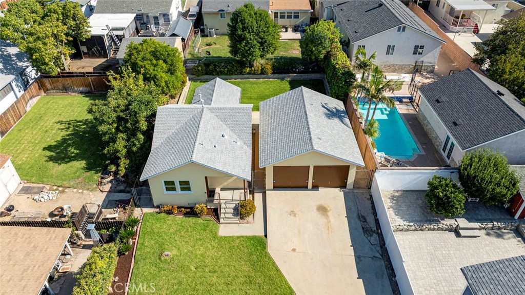 10404 Leolang Avenue Sunland, CA 91040 - Photo 31 of 37 an aerial view of a house with swimming pool garden and patio