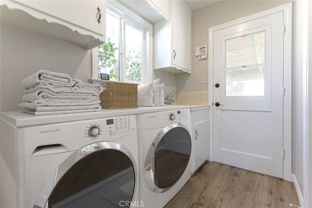 10404 Leolang Avenue Sunland, CA 91040 - Photo 7 of 37 a view of entryway with washer and dryer