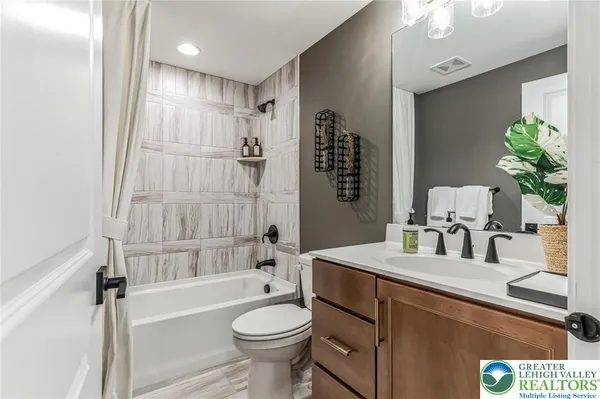 $799,990 | 5403 Red Oak Drive, Coopersburg, PA 18036