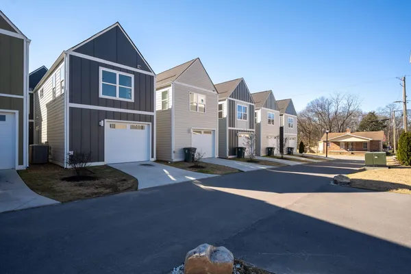 $2,095 | 2360 East 18th Street, Chattanooga, TN 37404