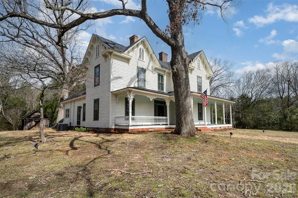 a view of house with a yard