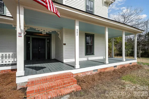 a view of entrance front of the house
