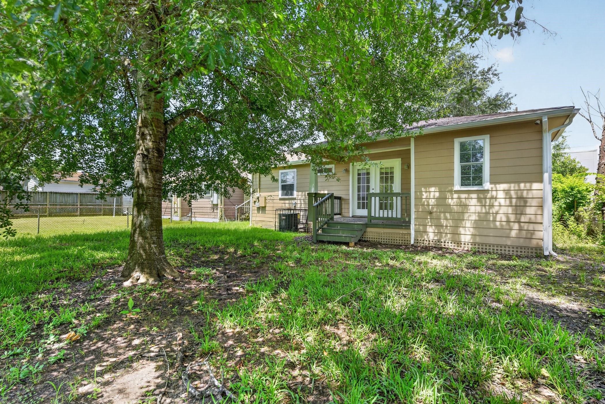 7013 St Augustine Street Houston, TX 77021 - Photo 33 of 35 a view of a house that has a backyard