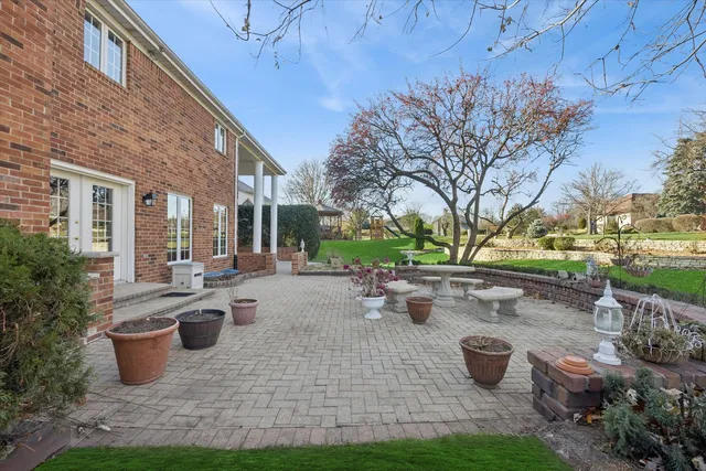 $1,099,000 | 23 Deer Path Trail, Burr Ridge, IL 60527