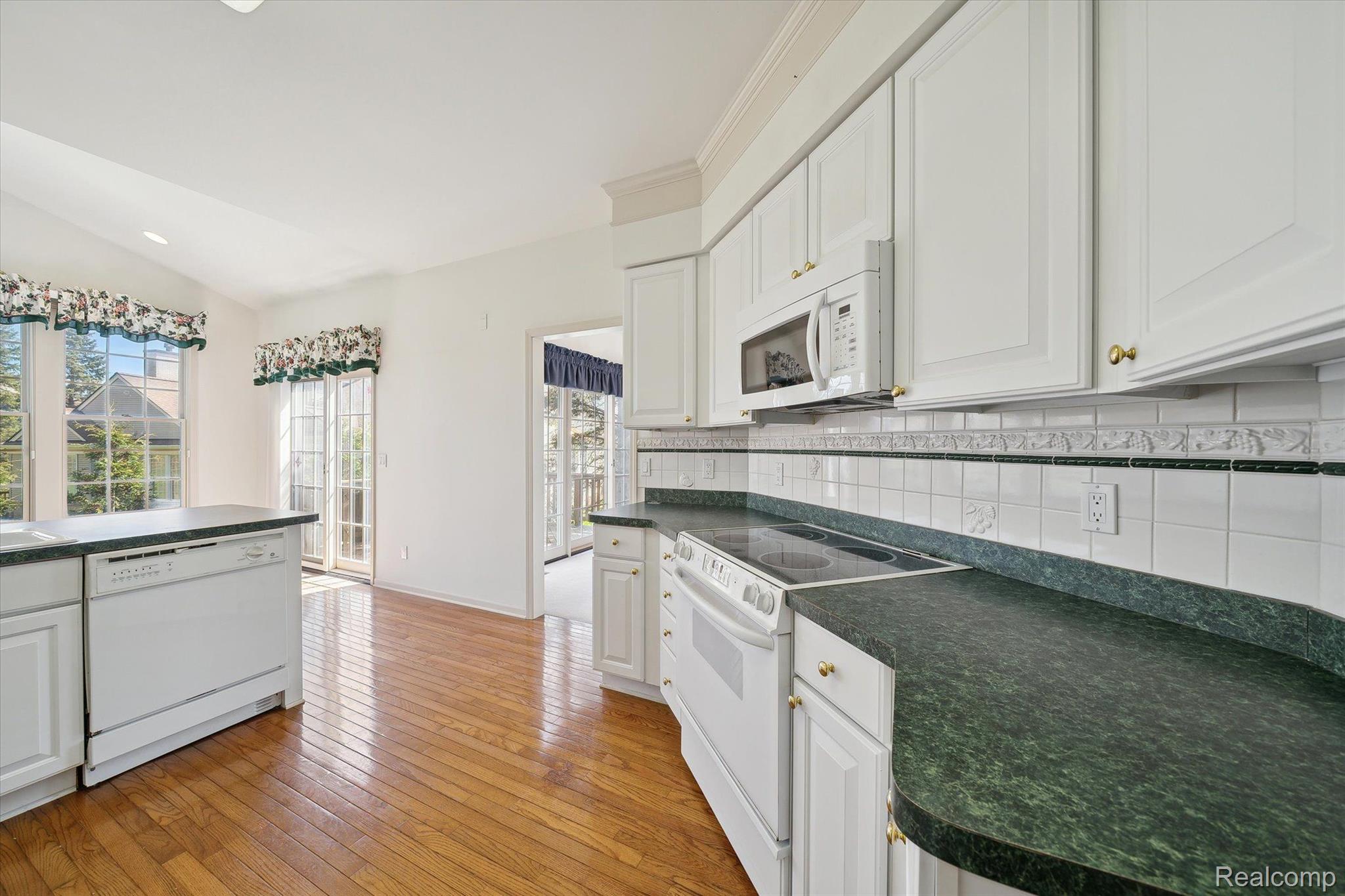1831 Dunham Drive Rochester, MI 48306 - Photo 12 of 47 Kitchen