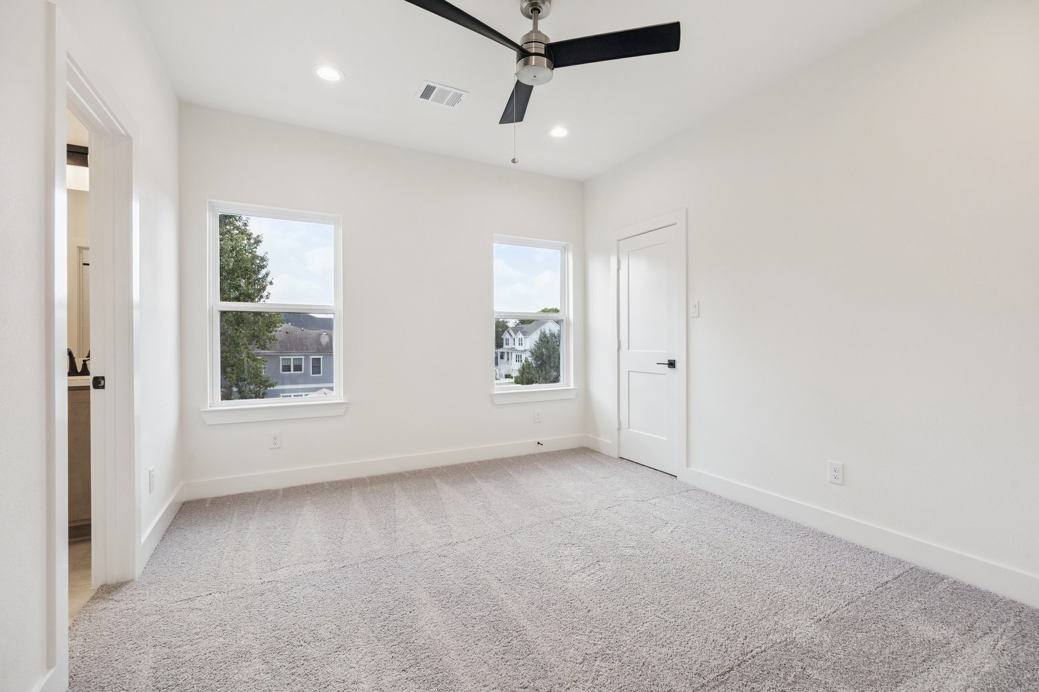 2211 Saxon Drive Houston, TX 77018 - Photo 30 of 32 an empty room with windows and cabinet