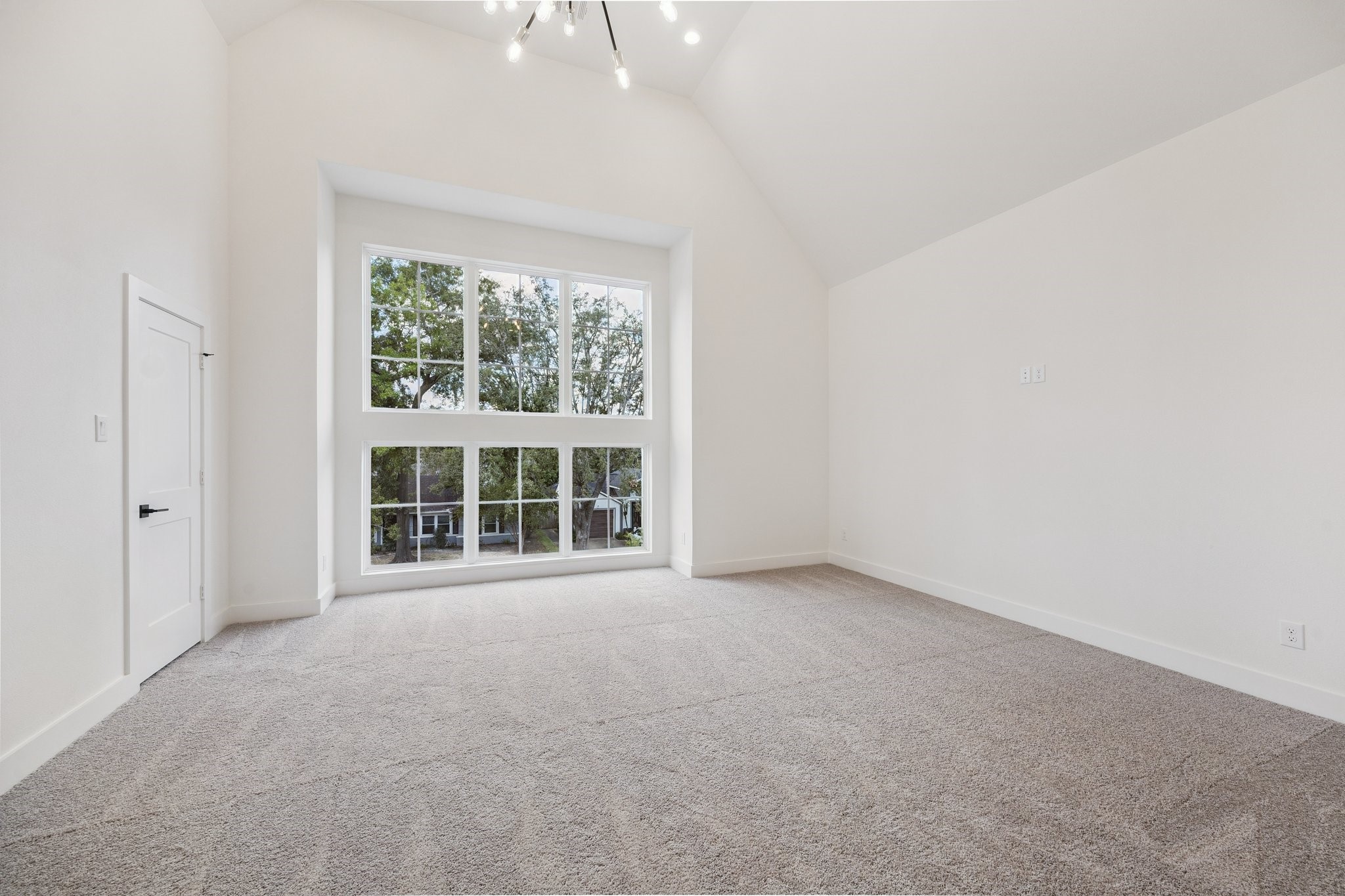 2211 Saxon Drive Houston, TX 77018 - Photo 10 of 32 an empty room with windows