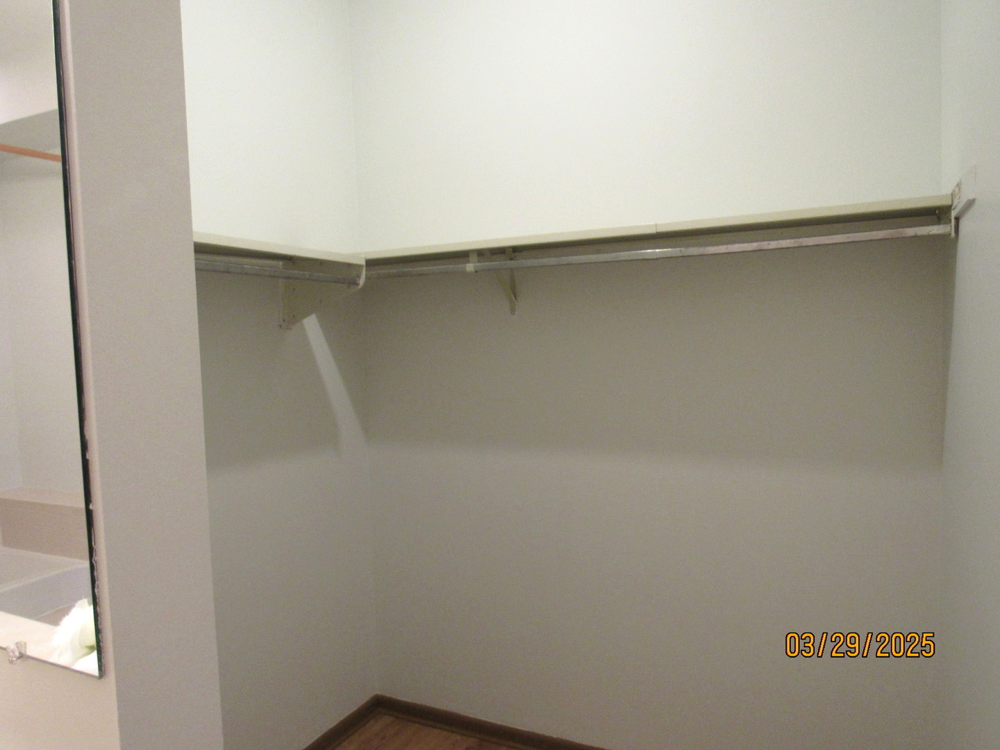 1735 Chesapeake Lane, Unit 7 Schaumburg, IL 60193 - Photo 18 of 22 a close up of a microwave