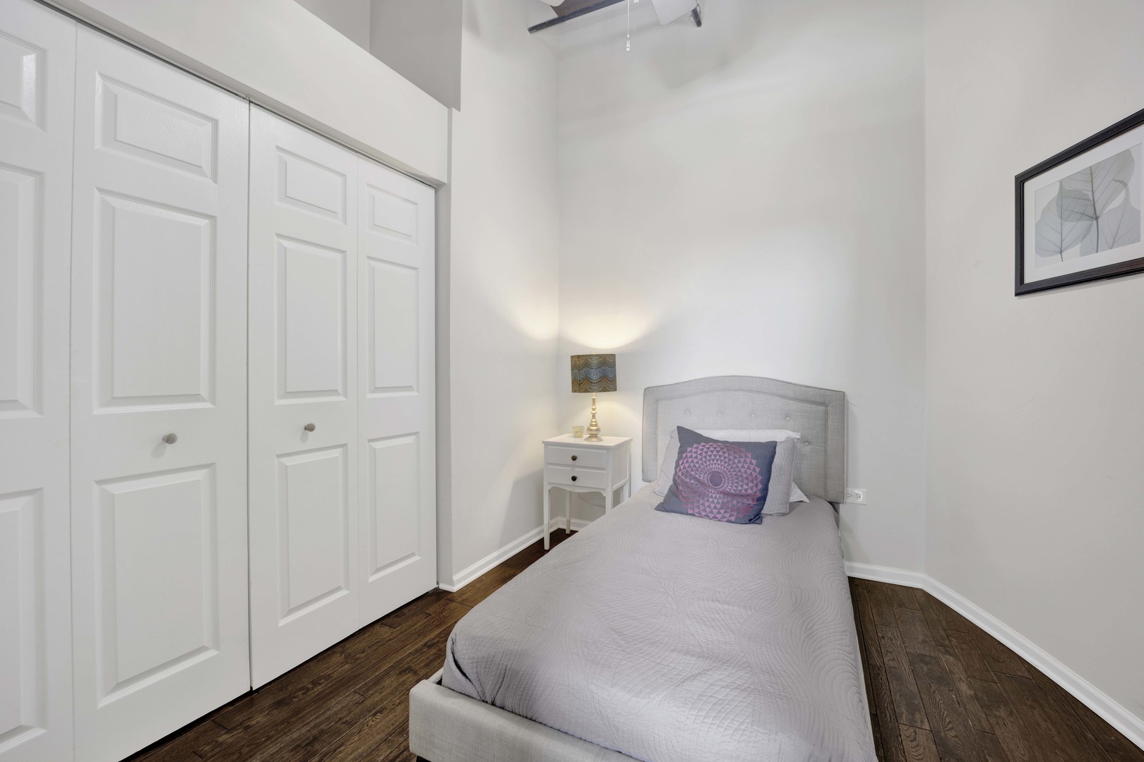 1632 South Indiana Avenue, Unit 409 Chicago, IL 60616 - Photo 14 of 21 a bedroom with a bed and a night lamp
