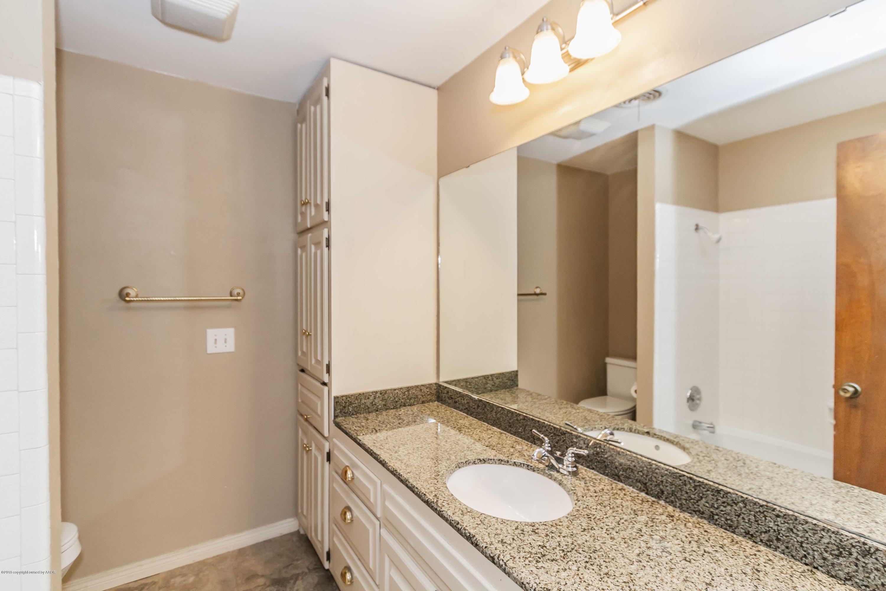 4448 Ridgecrest Circle Amarillo, TX 79109 - Photo 11 of 39 BATHROOM 2 VIEW 1